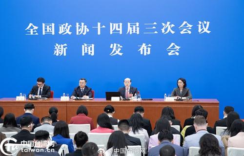 理由此标题通过大量和重灾区两个词汇突出了商业银行网点关闭的数量之多以及该地区的严重性