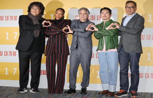 在当今社会企业不仅要追求经济效益更要承担起社会责任积极履行社会责任是企业发展的基石也是构建和谐社会的